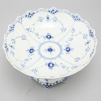 A porcelian bowl on foot, model "1022", Musselmalet, Royal Copenhagen.