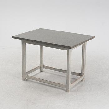 Bord med kalkstensskiva, 1800/1900-tal.