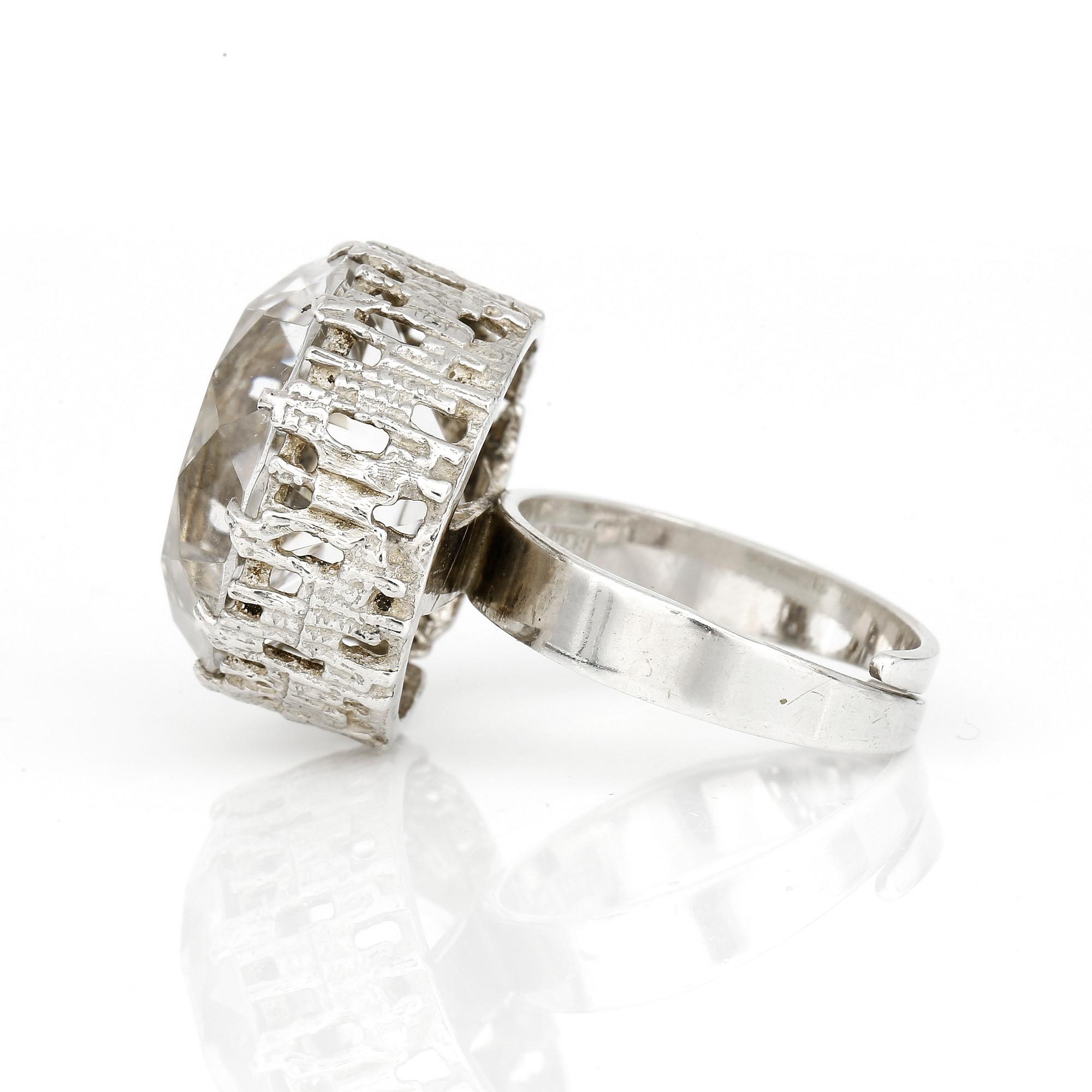 RING, med fasetterad bergkristall, ca 24 ct, 'BBH', Köping, 1973.