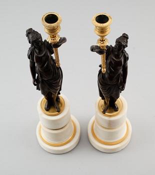 LJUSSTAKAR, 1 par, förgylld och patinerad brons samt vit marmor, Louis Seize, 1700-talets slut.