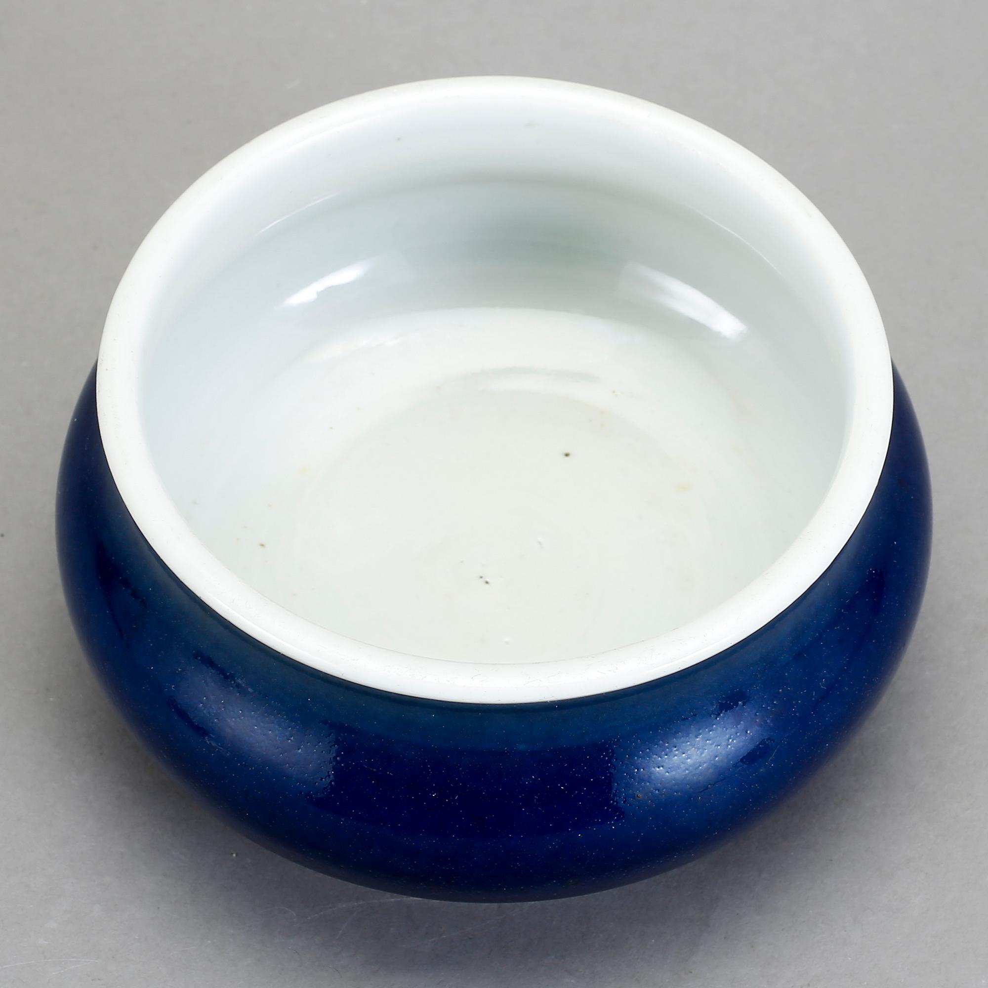 RÖKELSEKAR, porslin, Qingdynastin 1800-tal.
