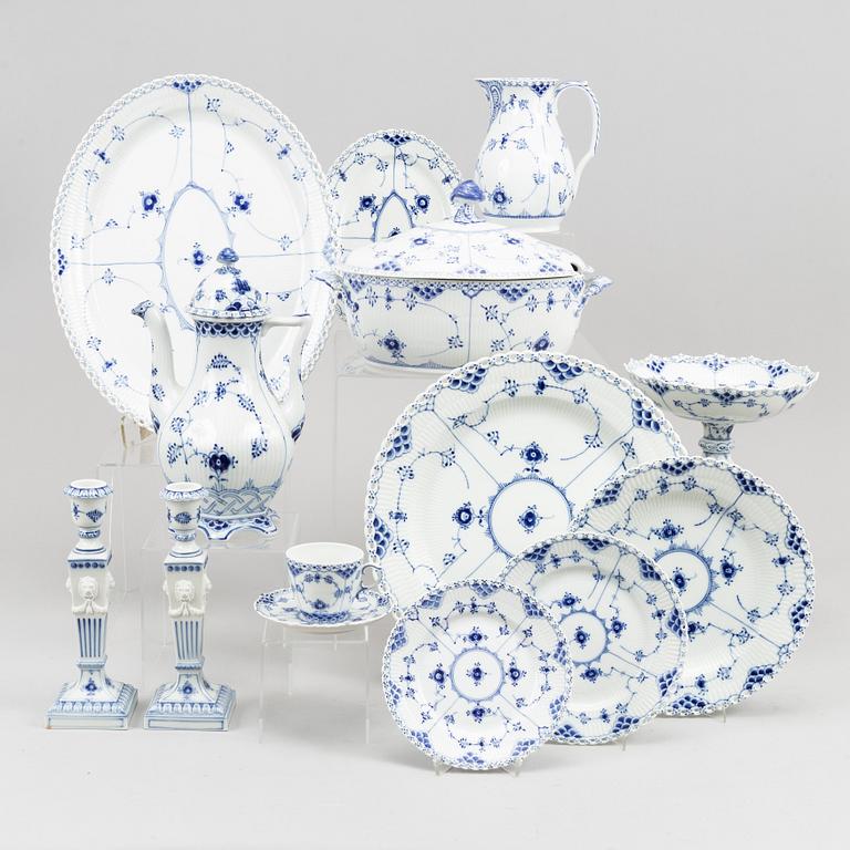 A dining service, procelain, 116 pcs, full lace "Musselmalet" from Royal Copenhagen.