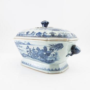 Tureen with lid, China Qianlong (1736-95) porcelain.