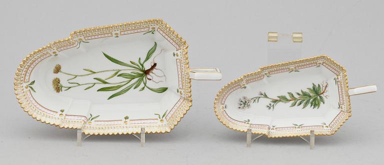 SERVERINGS / GELÉFAT, 2 st, porslin. "Flora Danica", Royal Copenhagen, Danmark.