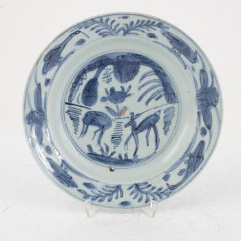 A group of four blue and white plates and four dishes, Ming dynasty, Wanli and Swatow, 16th/17th century.