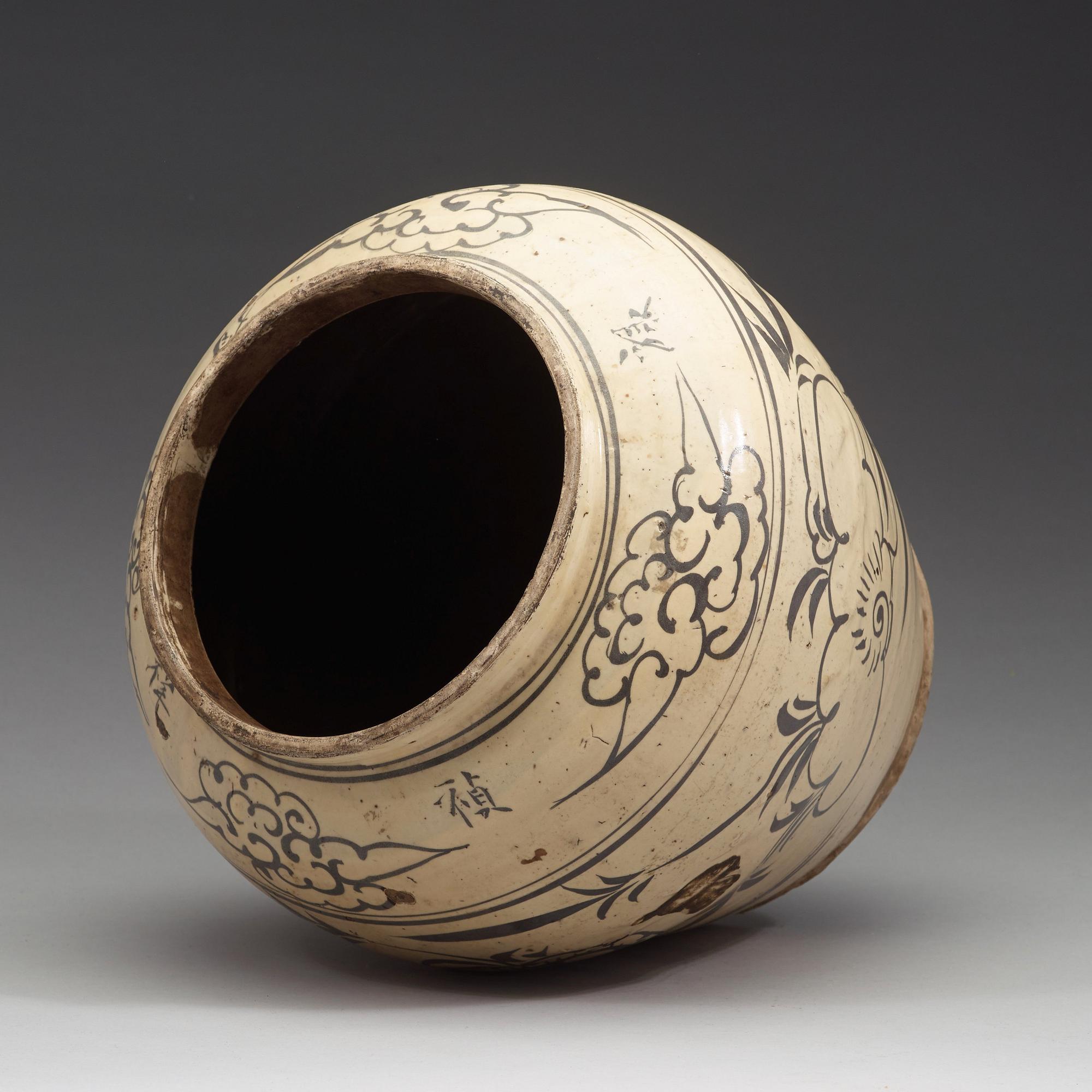 A Cizhou or Cizhou-type ware wine jar, Song/Yuan dynasty (960-1368).