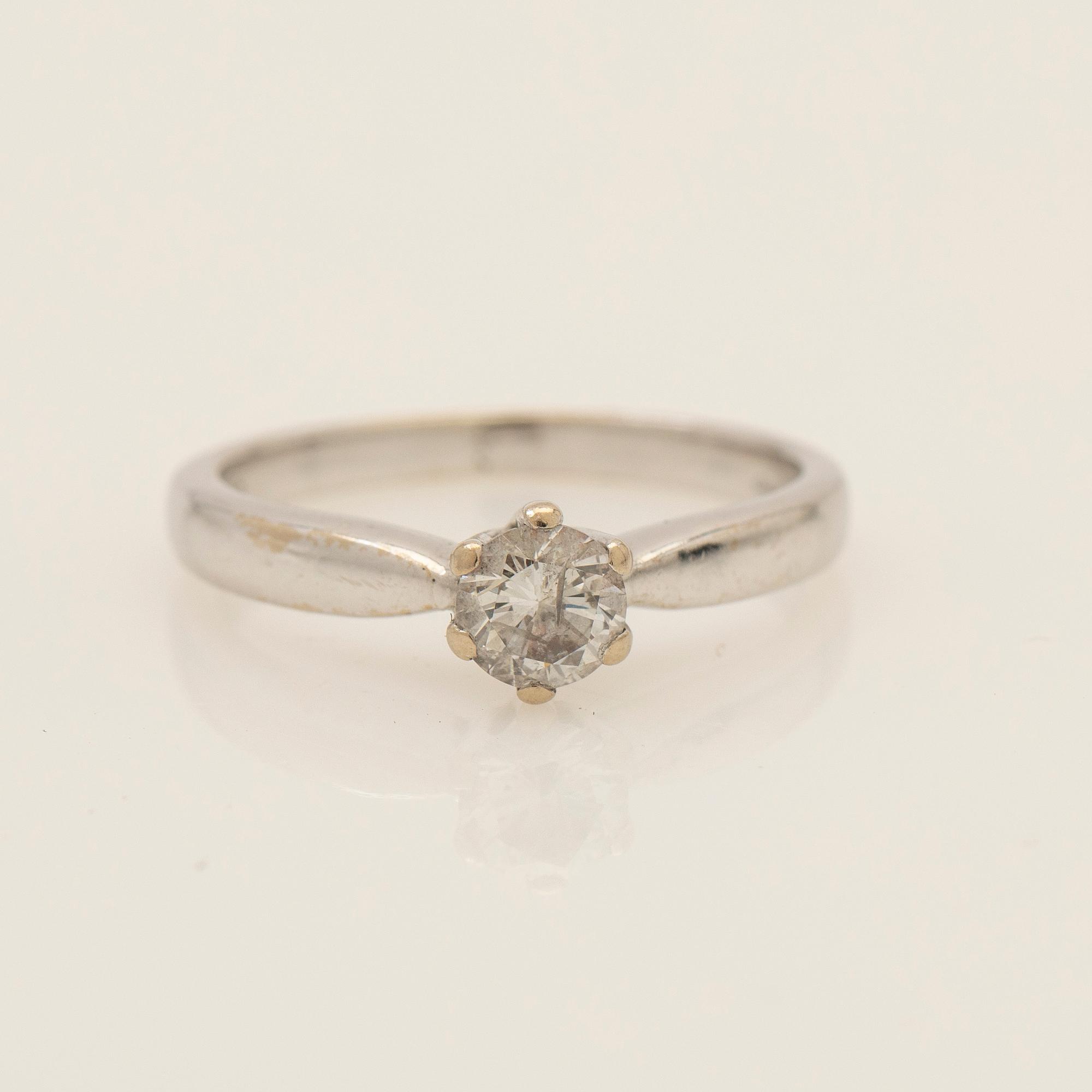 Ring, 18K white gold with round brilliant-cut diamond.