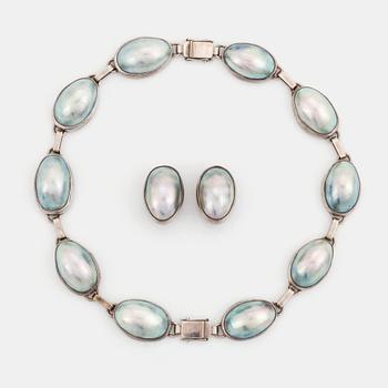 515. A silver necklace/bracelet combination and a pair of earrings with half pearls.