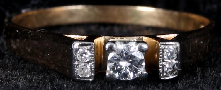 RING, 18K guld samt 3 briljantslipade diamanter. Tot vikt 3 gram.