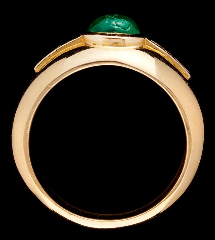 RING, cabochonslipad smaragd med diamanter.