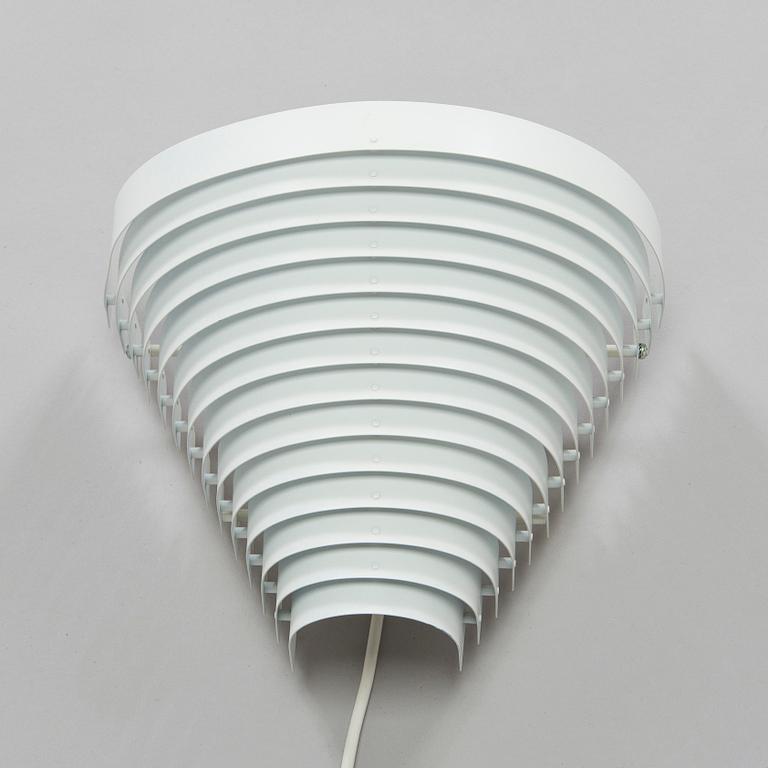 Alvar Aalto, Vägglampa modell A 910, Artek.