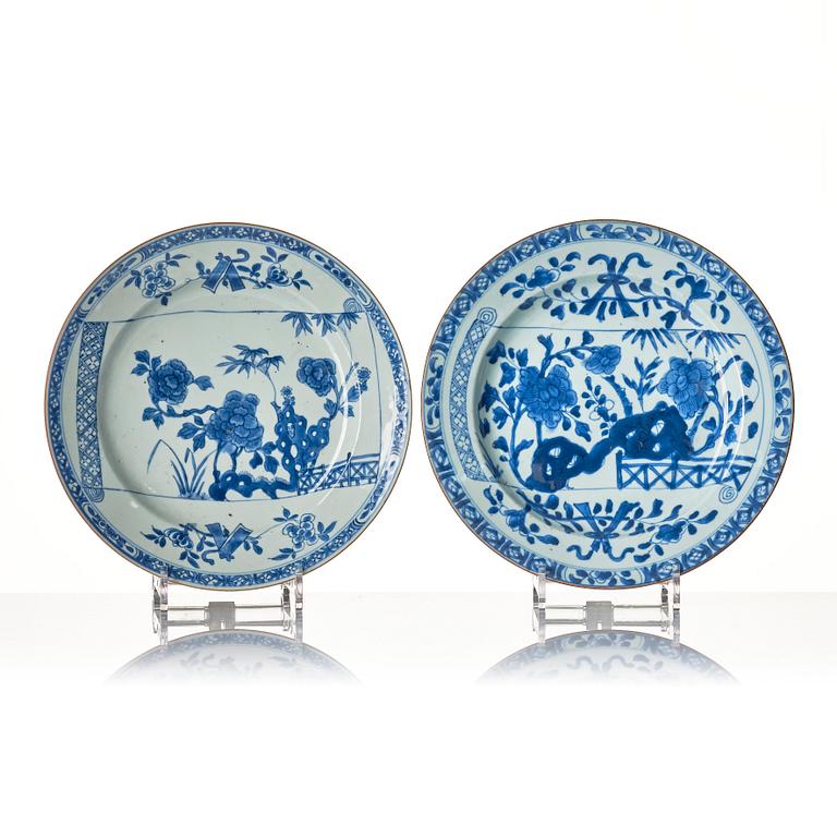 A set of four large blue and white dishes, Qing dynasty, Kangxi (1662-1722).