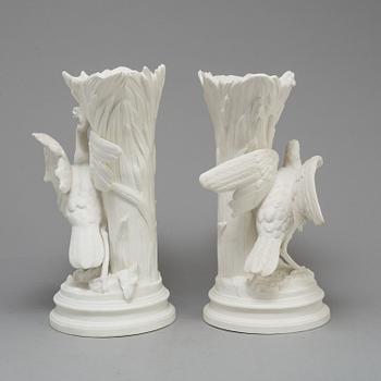 BLOMVASER, ett par, parian, Gustafsberg, 1800-talets andra hälft.