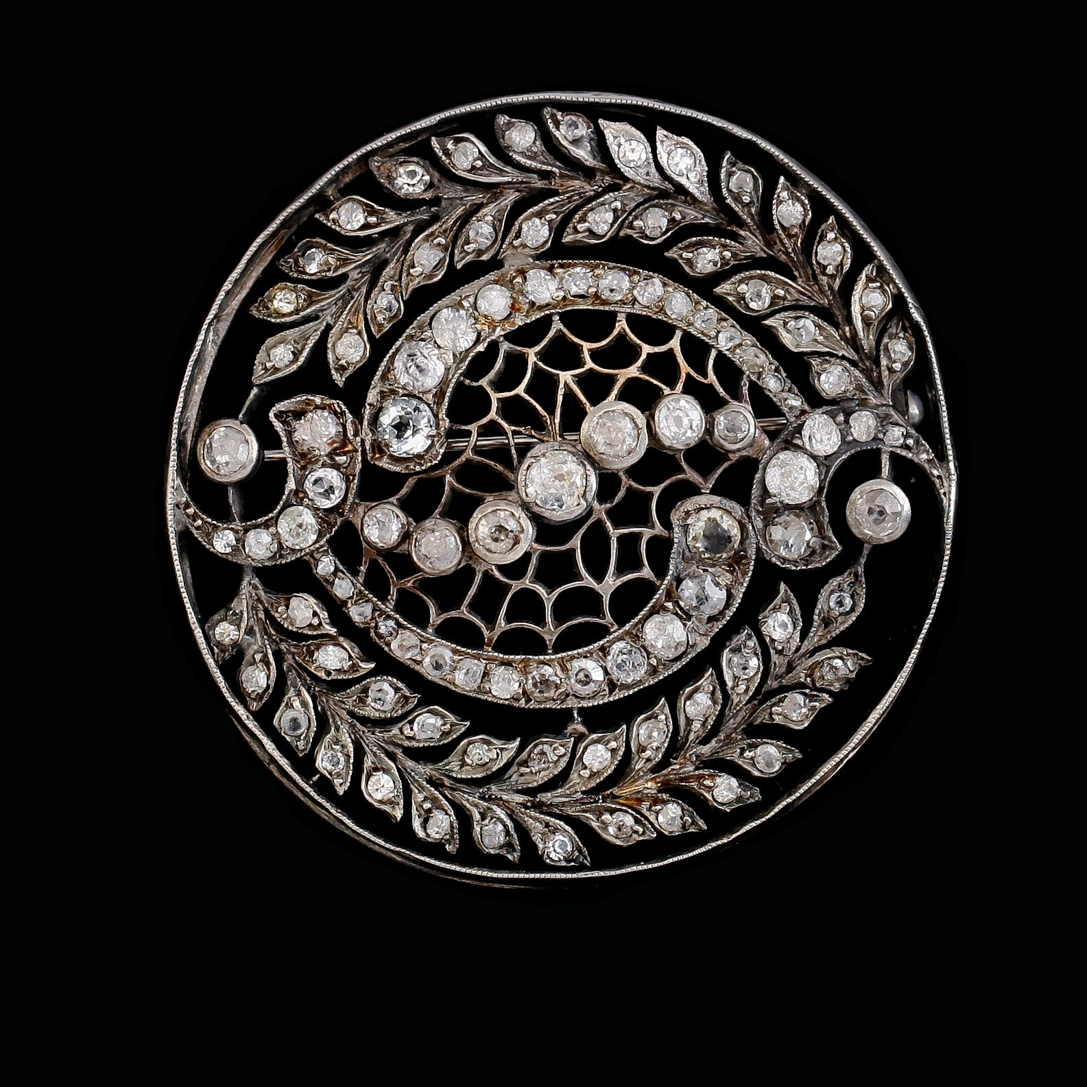 BROSCH, 18K vitguld, gammalslipade diamanter, 1900-talets första hälft. Total vikt ca 15 g.