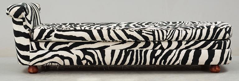 DAGBÄDD, Josef Frank, Firma Svenskt Tenn, modell Couch 775.