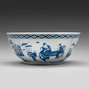 A blue and white punch bowl, Qing dynasty, 19th century.