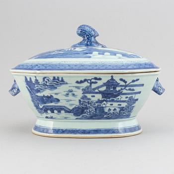 A blue and white tureen with cover, Qing dynasty, Jiaqing.