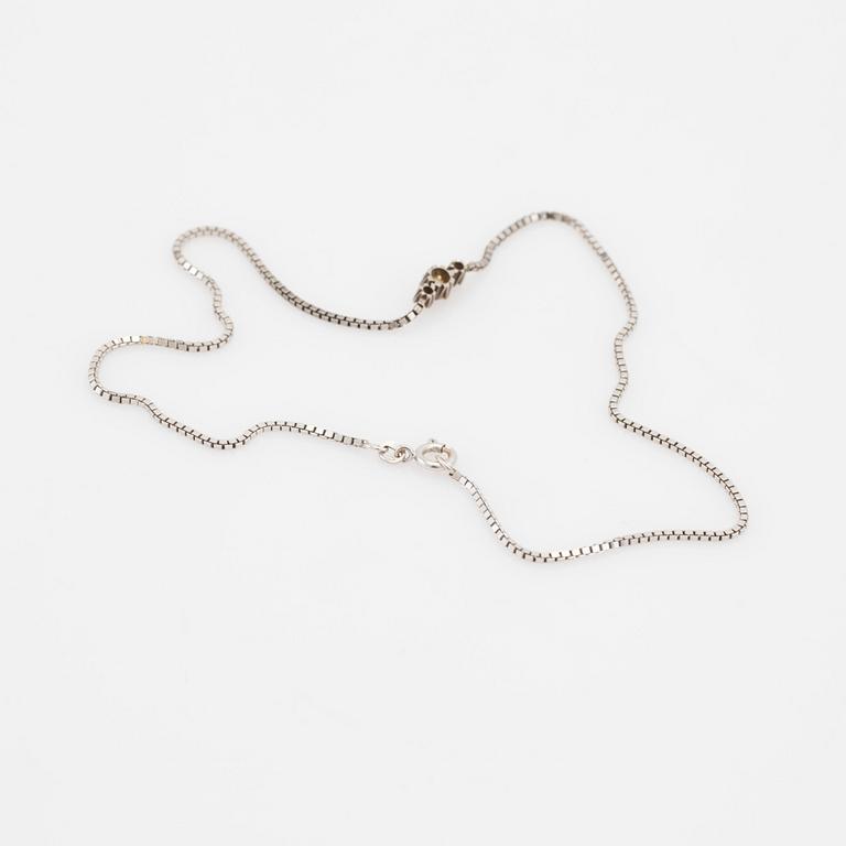 Collier, 18K vitguld med tre briljantslipade diamanter.