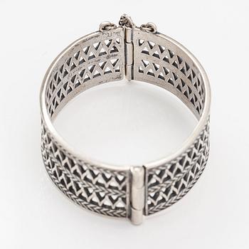 Rannekoru, sterlinghopeaa. Kalevala Koru, Helsinki 2011.