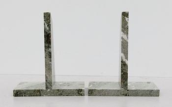 BOKSTÖD, 1 par, kolmårdsmarmor, 1900-talets andra hälft.