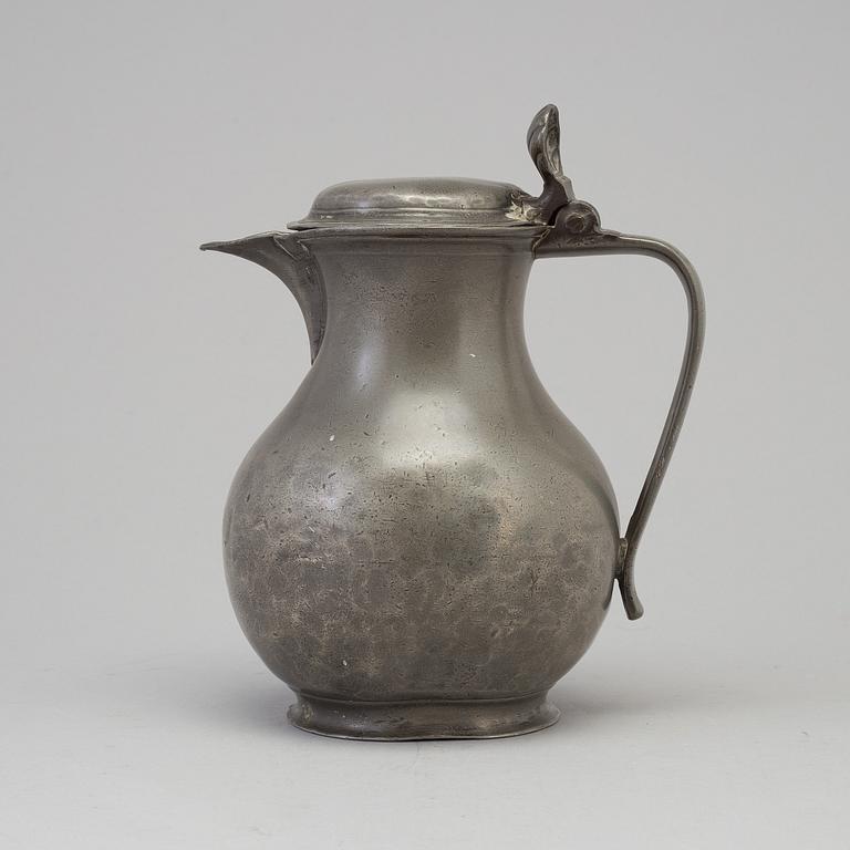 A PEWTER WINE JUG, 17th/18th century.