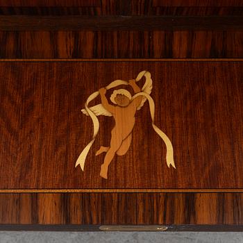 Vitrinskåp, 1900-talets mitt.