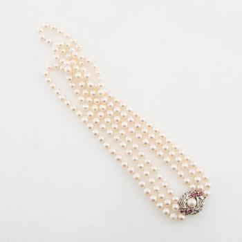 Necklace of three strands of cultured pearls and clasp of 18K white gold.