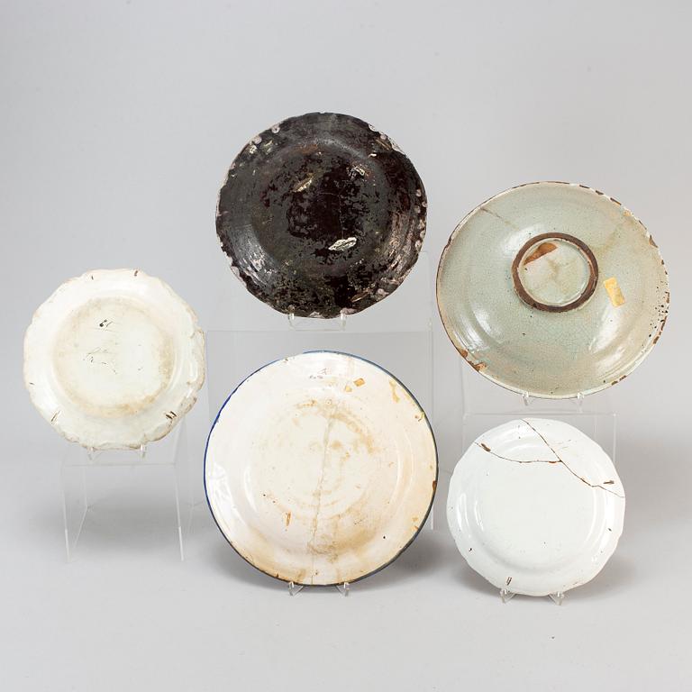 Five faiance plates/dishes, 18th century.