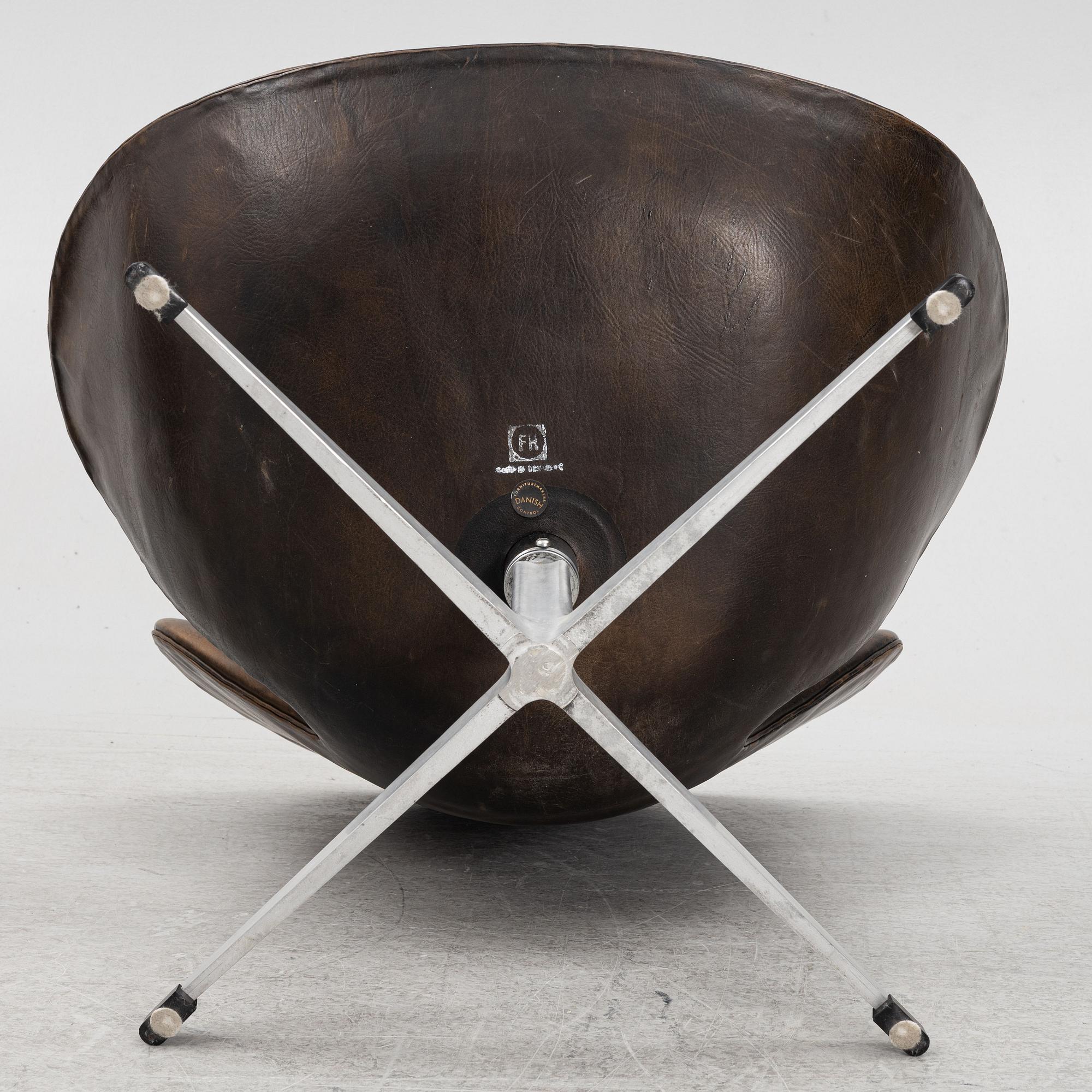 Arne Jacobsen, fåtöljer, ett par, "Svanen", Fritz Hansen, Danmark, 1963.