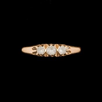 RINGAR, 3 st, 18k guld, bl a bergkristall och pärlor, 1930-48. Tot ca 12 gr.