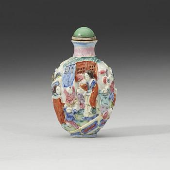 A famille rose snuff bottle, late Qing dynasty, 19th Century.