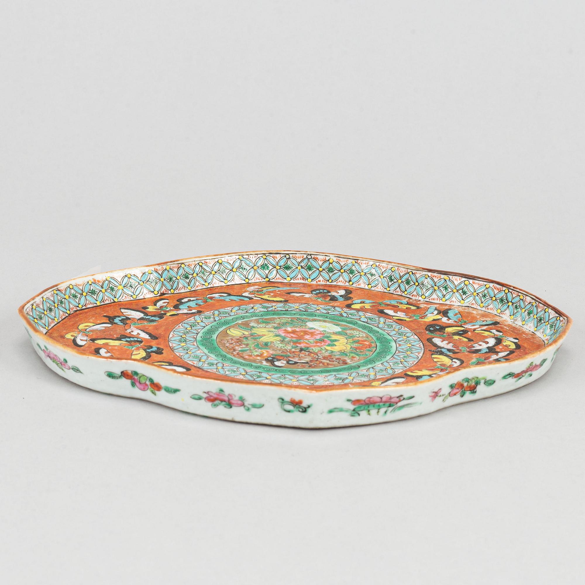 A famille rose tray, Qing dynasty, 19th Century.