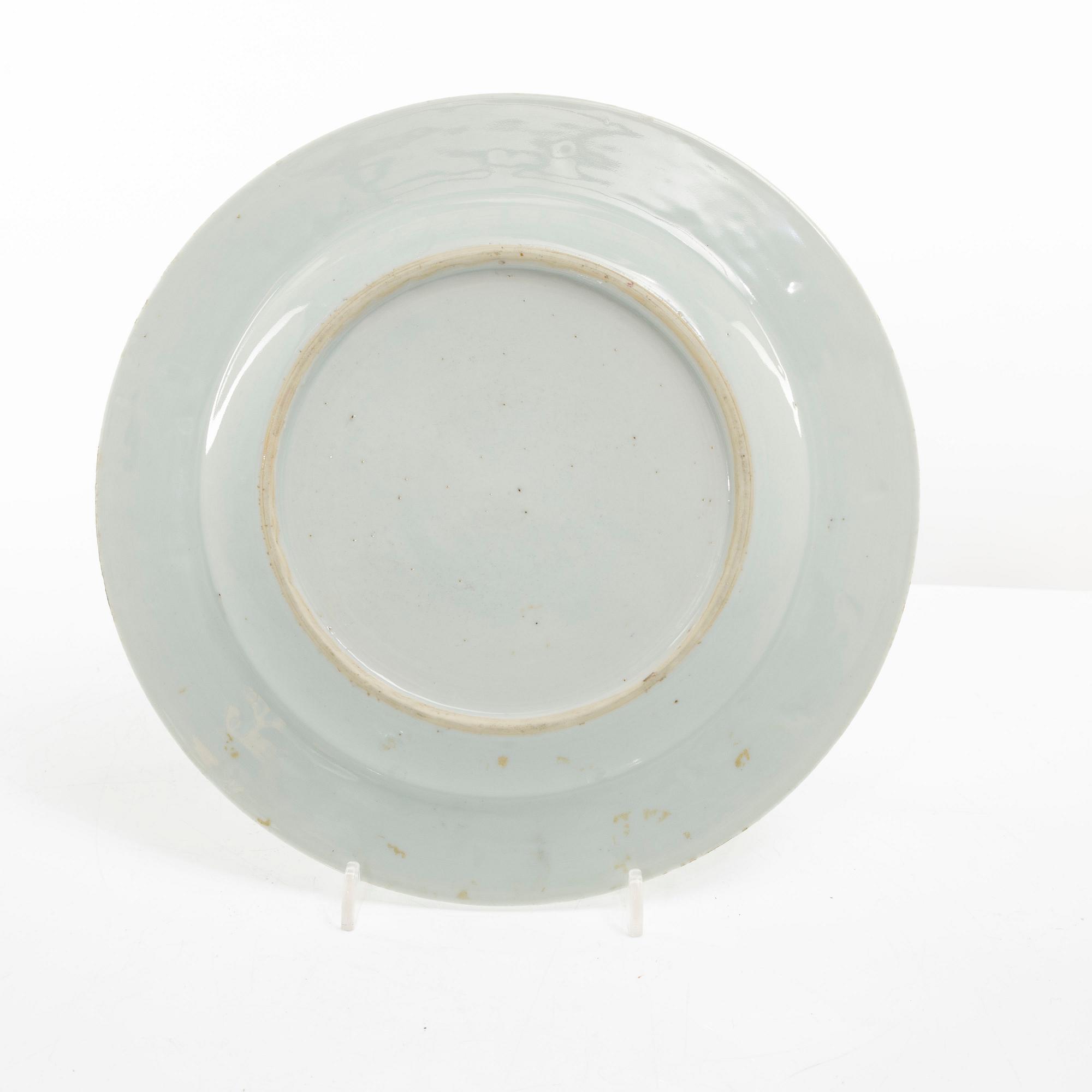 Tallrikar, tre stycken, porslin. Qingdynastin, 1700-tal.