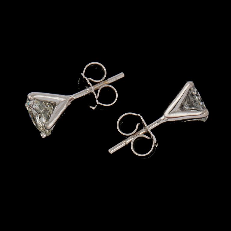 ÖRHÄNGEN, ett par, 18k vitguld med briljantslipade diamanter, totalt 2.14 ct. Vikt 2 g.