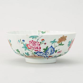 A famille rose bowl, Qing dynasty, Yongzheng (1723-1735).