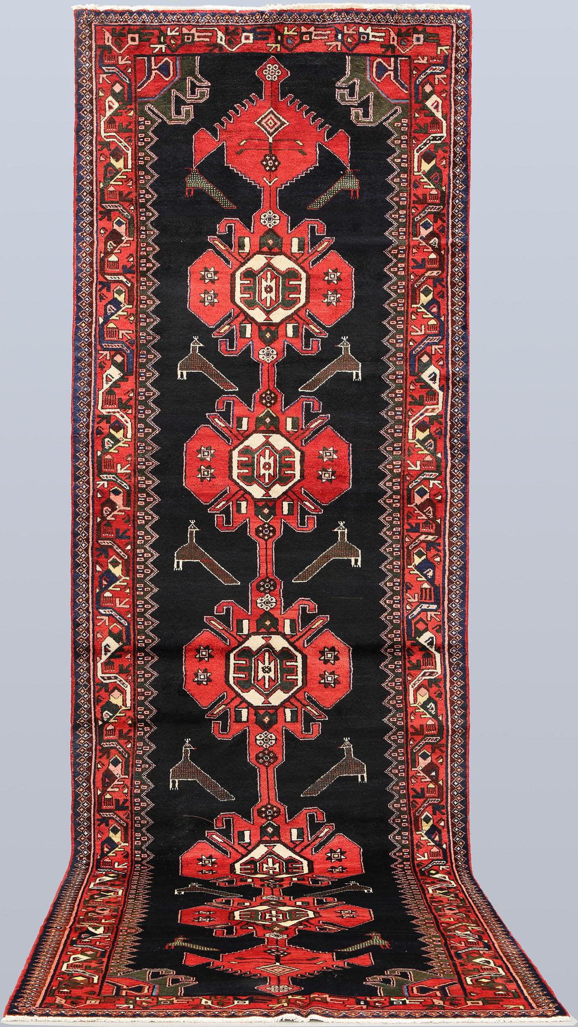 A Hamadan runner, approx. 408 x 130 cm.