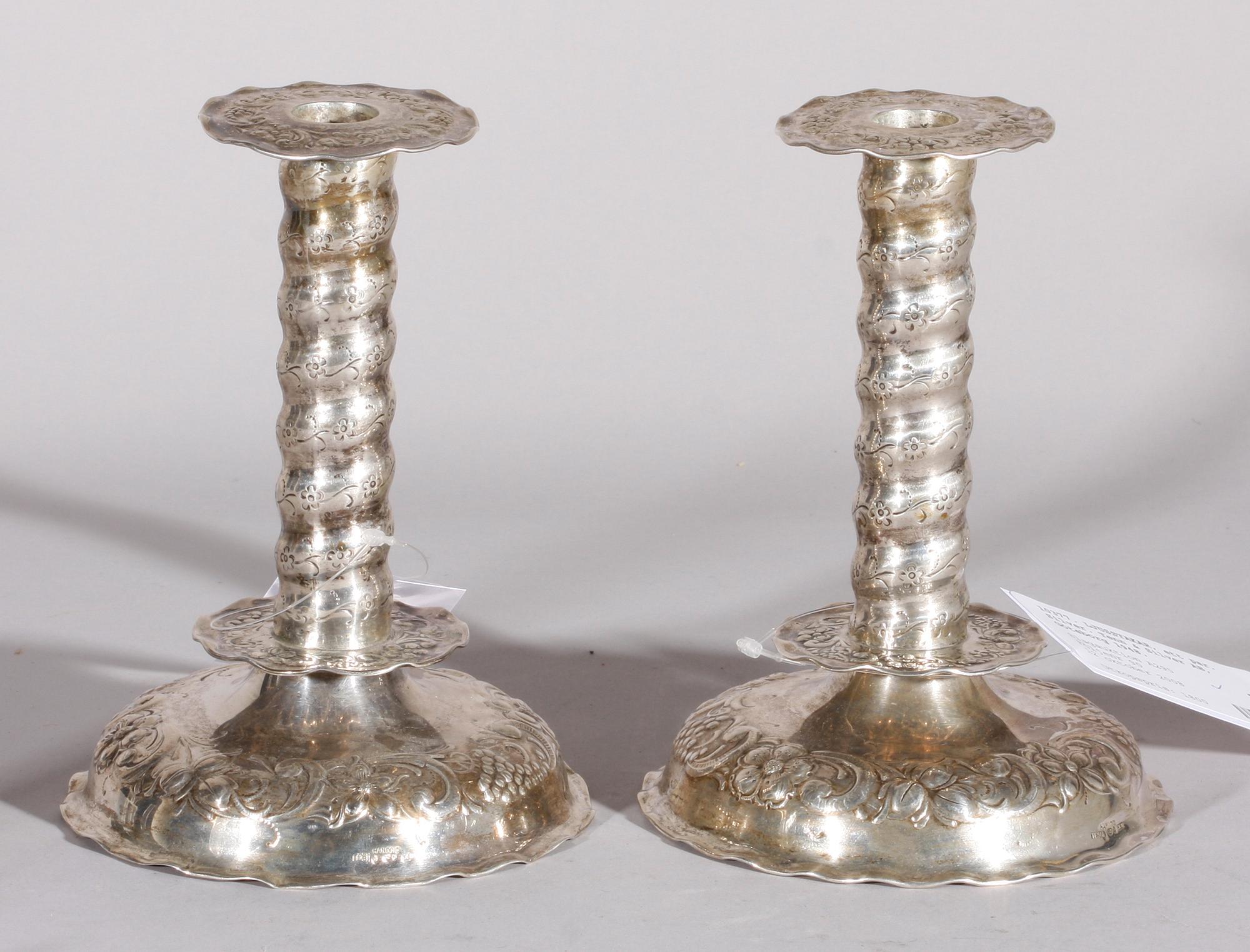 LJUSSTAKAR, ett par. Silver. Tenn & Silver AB, Göteborg 1948.