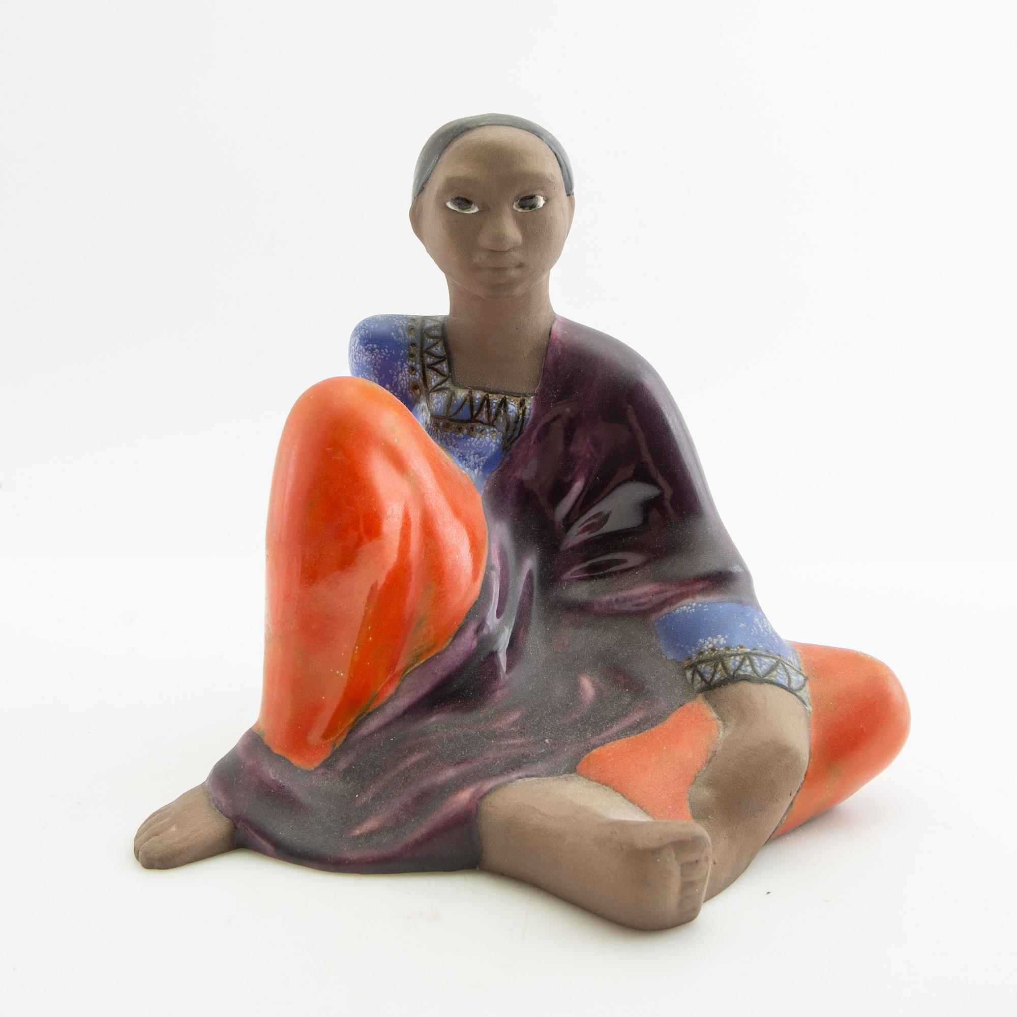Mari Simmulson, figurine of a seated woman.