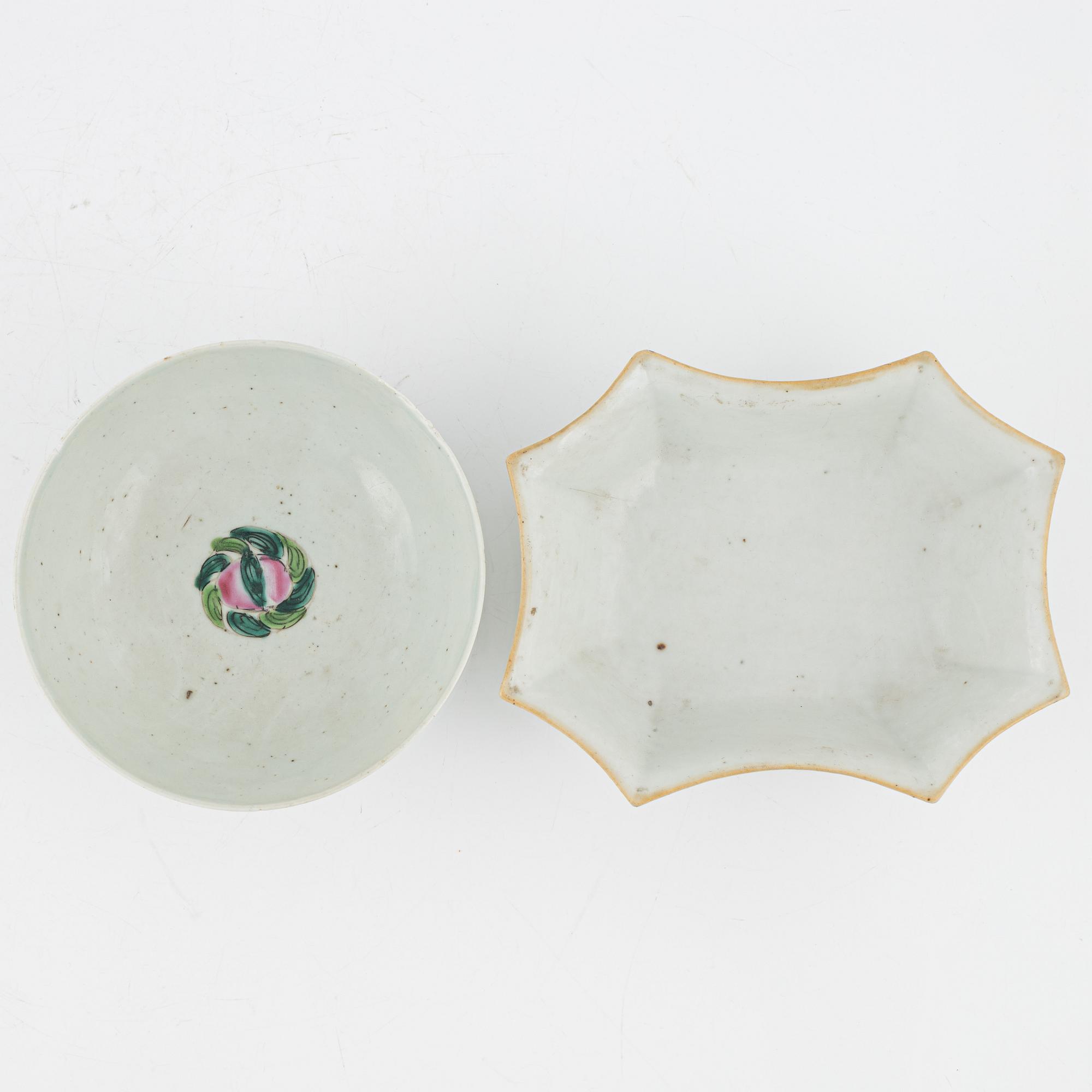 Plate and bowls, porcelain, China, including the Qing Dynasty, Qianlong (1736-95) (3 pieces).