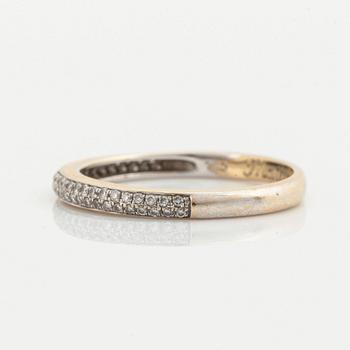 18K gold and small brilliant-cut diamond ring.