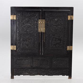 Väggpanel / dörrframstycke, skuret trä och mässing, Kina, Qingdynastin.