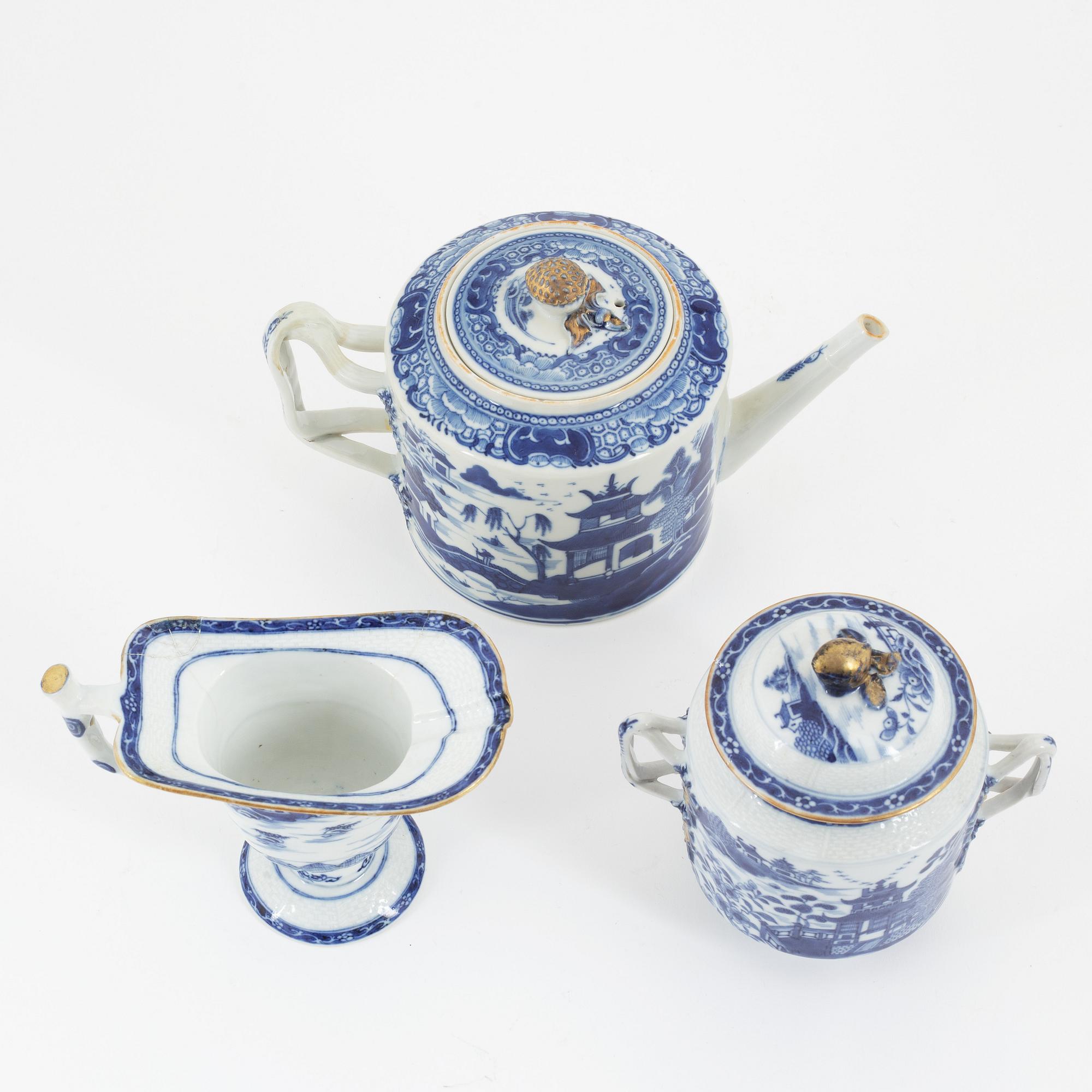 Tekanna, burk med lock samt såskanna, kompaniporslin, Kina, Qingdynastin, Jiaqing, (1796-1820).