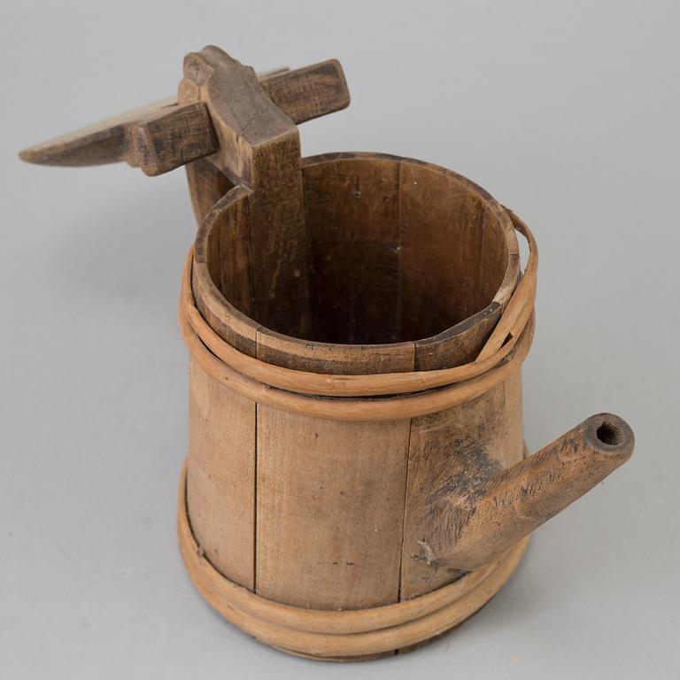 AN 18TH CENTURY WOODEN JUG.