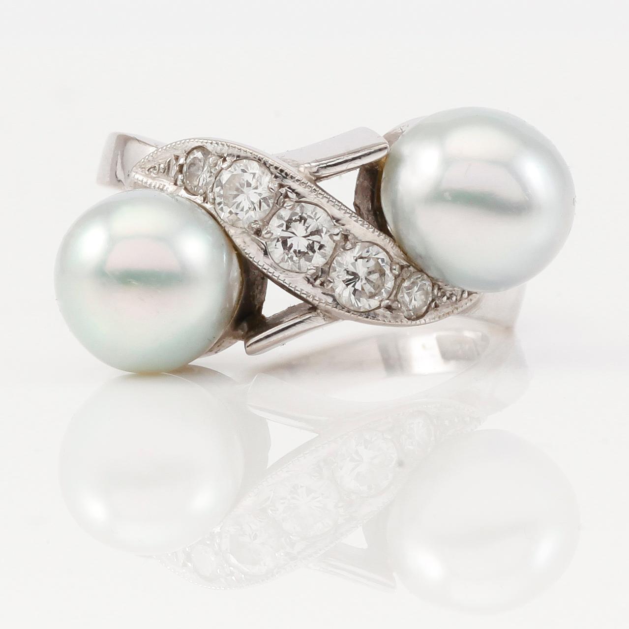 RING, 18K vitguld, två odlade pärlor och briljantslipade diamanter, 0.46 ct VS, 1976.