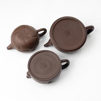 A group of three Chinese yixing teapots, 1980s.