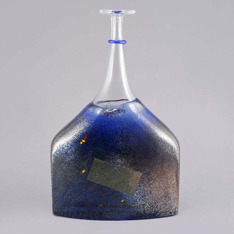 FLASKA, glas, Bertil Vallien, Kosta Boda, osignerad, 1900-talets slut.