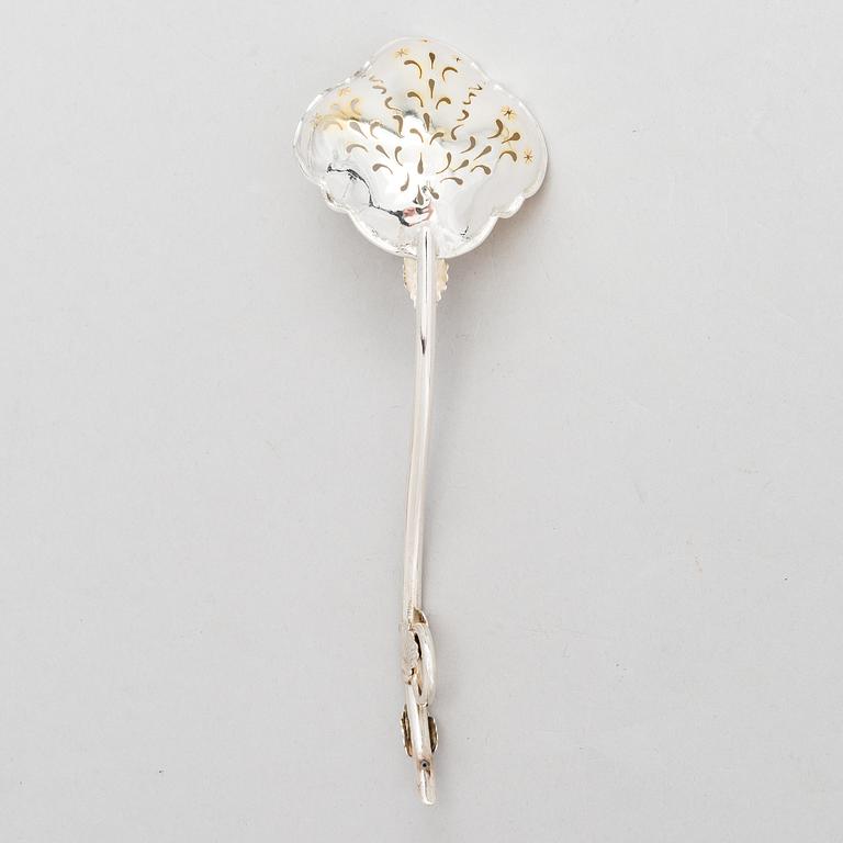 GUSTAF ADOLF BJÖRKLUND, Strösked, gräddsnäcka och skedar, silver, totalt 18 delar, Joensuu, Finland 1870.