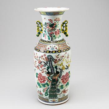 A Chinese porcelain vase, late Qing dynasty, circa 1900.