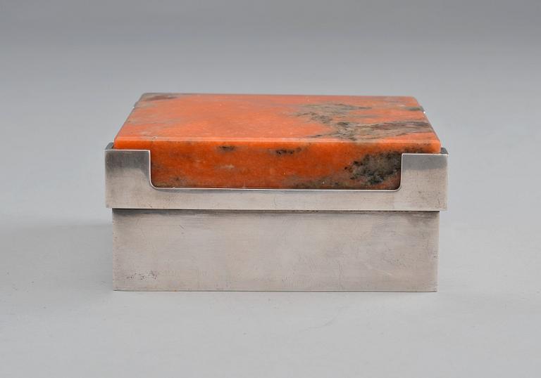 Bertel Gardberg, A SILVER BOX WITH STONE LID.