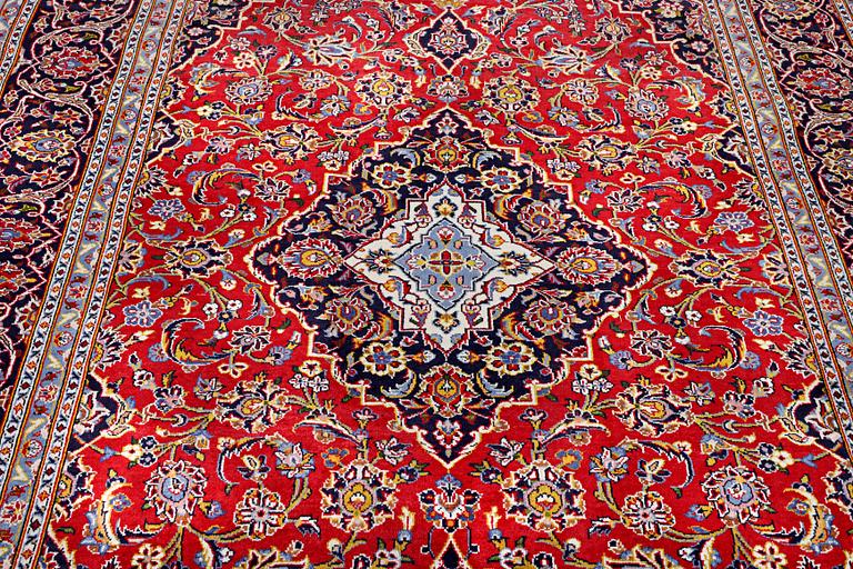 A Kashan carpet, c. 297 x 189 cm.